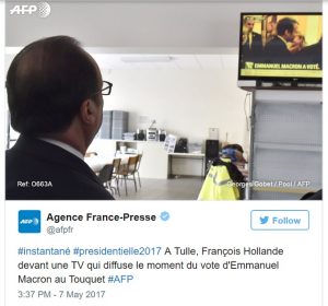 François Hollande regarde Emmanuel Macron voter, ce dimanche 7 mai