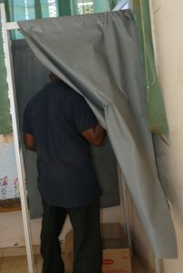Un électeur entre dans l'isoloir à Mamoudzou pour le 2nd tour de l'élection présidentielle 2017