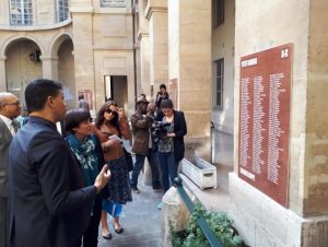 Au Panthéon, à Paris, Annick Girardin découvre une plaque qui porte les noms des esclaves devenus citoyens en 1848