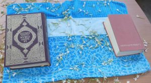 Bible et Coran sur la même table