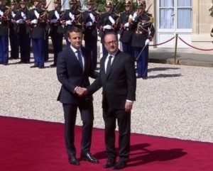 Emmanuel Macron raccompagne François Hollande