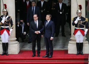 François Hollande accueille Emmanuel Macron sur le perron du palais de l'Elysée, ce dimanche 14 mai 2017