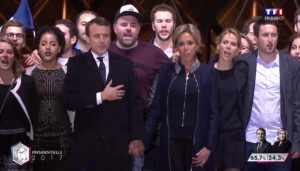 Emmanuel Macron chante la Marseillaise au carrousel du Louvre, après son élection dimanche soir