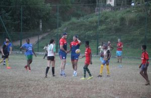 Le XV de France s'entraîne avec les jeunes à Chirongui