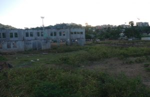 La construction suspendue de l'école Koungou maraîchers 