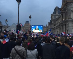 Les partisans de Macron écoute la première prise de parole du nouveau président élu