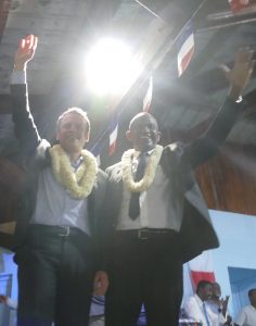 Saïd Omar Oili aux côtés d'Emmanuel Macron ele 27 mars lors du meeting à Labattoir