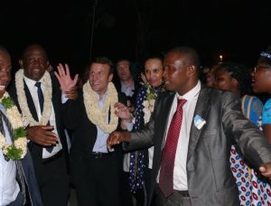 Emmanuel Macron lors de sa venue à Mayotte, entre Sa¨d Omar Oili et Sarah Mouhoussoune 