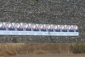 Les affiches Macron-président s'étalent encore intactes sur les murs de Mamoudzou