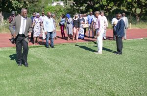 Une sensation de fouler de la moquette qui incitait le président Soibahadine (à gauche) à esquisser quelques pas d’entrainement 