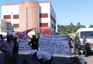 Des grévistes de la Colas en soutien aux 4 salariés poursuivis ce mardi 23 mai au tribunal de Mamoudzou