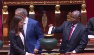 Le député de Mayotte Mansour Kamardine vote pour la présidence de l'Assemblée nationale ce mardi