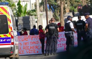 Les habitants venus manifester, encadrés par la gendarmerie