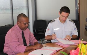 Ali Ahmed Mondroha et le commissaire Philippe Jos signent la convention qui lie la SIM à la Police nationale à Mayotte