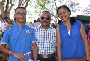 Ange-Dominique Rasabotsilahy partage sa joie avec son papa et sa sœur