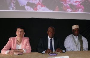 Le président Soibahadine entouré par la directrice de cabinet du préfet et le Grand cadi