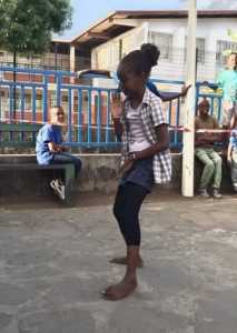 Une enfant danse devant l'ensemble des spectateurs de Kawéni
