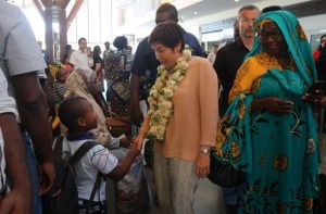 Annick Girardin à son arrivée à l'aéroport de Mayotte