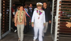 Annick Girardin accueillie par le préfet de Mayotte (Photo: ASA)