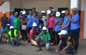 Le groupe de jeunes du SIEAM qui sensibilise la zone de Kawéni
