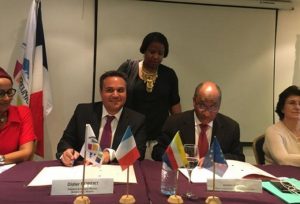 Fin août 2016, la signature du protocole d'accord pour la convention-cadre du fonds Interreg OI entre Didier Robert et Abdoulkarim Mohamed, ministre des Affaires étrangères comorien