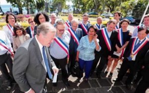 La manifestation des maires de La Réunion face à la réduction des financements des emplois aidés la semaine dernière (Photo: JIR)