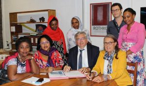 La signature de la Maison de santé jardin Créole avec les professionnels de santé, la directrice de la CSSM et le directeur régional de l'ARS