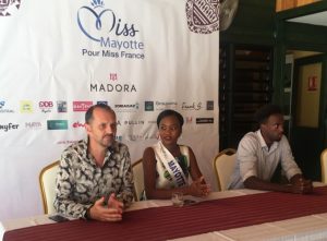 Franck Servel, le Delegué régional Miss Mayotte, et Naïma, Miss Mayotte 2016, lors de la conférence de presse