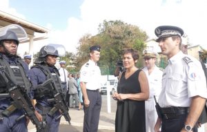 Annick Girardin avec les policiers ce samedi 2 septembre