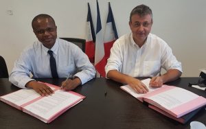 Signature du prêt AFD entre Ali Moussa Moussa Ben et Yves Rajat
