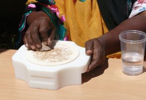 Test du tabouret céramique pour confectionner le msindzano