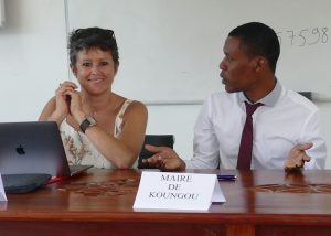 Assani Saindou Bamcolo, le maire de Koungou et Nathalie Costantini ouvraient la réunion d'information