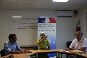 La psychologue Rozette Issouf, au centre, travaille sur la jeunesse de Mayotte