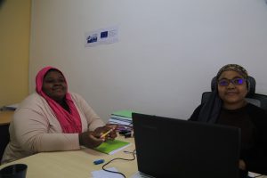 Fatima Assani (à droite) est chef de projet à la Plate-forme de lutte contre l'illettrisme.