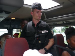 Gendarmes mobiles à bord des bus