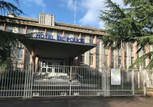 Après avoir résisté et insulté les policiers, le suspect a été placé en garde à vue 48h au Commissariat de Rennes