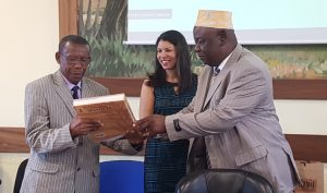 Mohamed Majani offre un livre sur le patrimoine de Mayotte à Allaoui Abderemane, le maire d'Anjouan