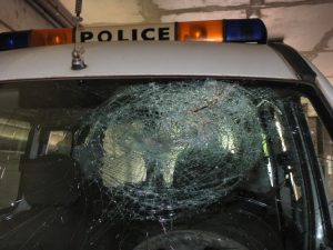 Un pare-brise éclaté sur un véhicule de police (Image d'Archives)
