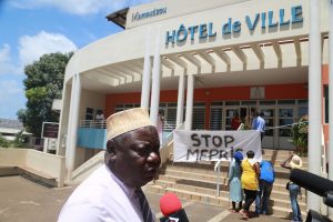 Mohamed Majani devant une mairie inaccessible.