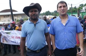 Djoumoi Djoumoy Bourahima (CFE CGC) et Thierry Lizola (Alliance PN) défilaient sous la pluie