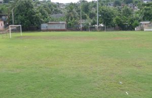 Le terrain de foot de Koungou, vert en saison des pluies