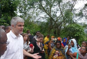 Laurent Wauquiez sur le barrage de Tsararano répond aux questions des manifestants