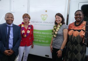 La ministre Agnès Buzyn accueillie par les professionnels de santé au camion Redeca de prévention du cancer du sein